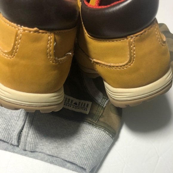 Steal of the day. Baby Eddie Bauer Boots. Preloved - Picture 3 of 4